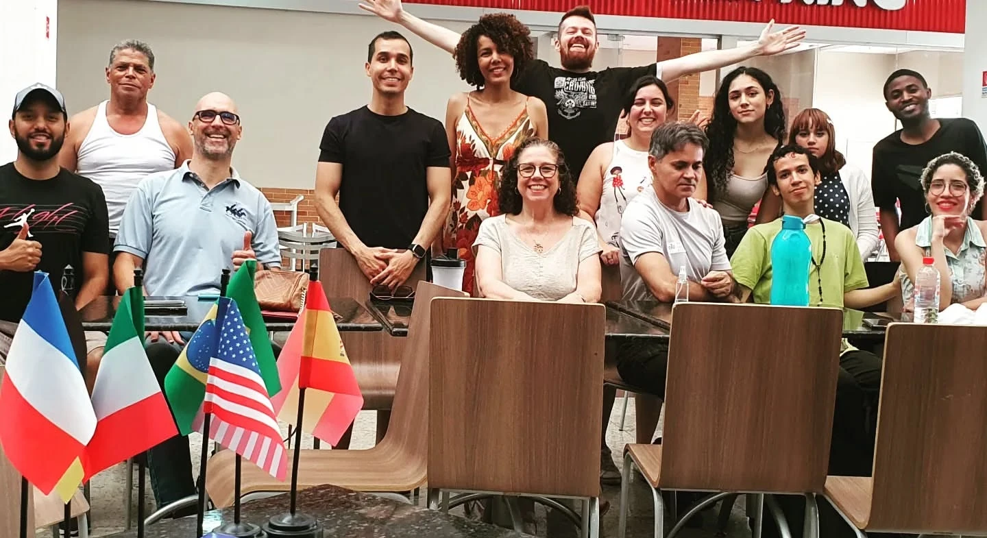Ei - Atividades de um clube para o público poliglota praticar idiomas livremente